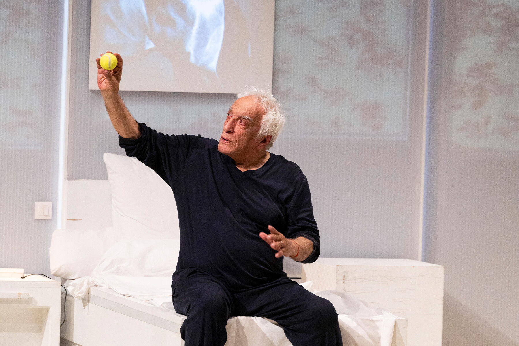 Photo de scène Un Château de cartes, Gérard Darmon tenant une balle de tennis